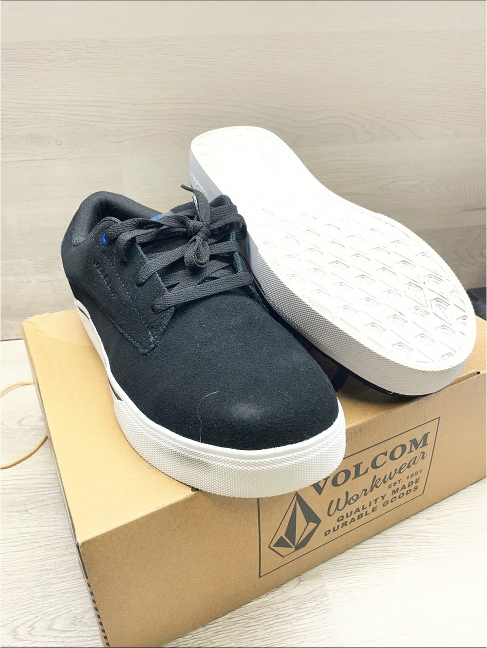 Volcom Black and White Low-Top Skate Sneakers #928